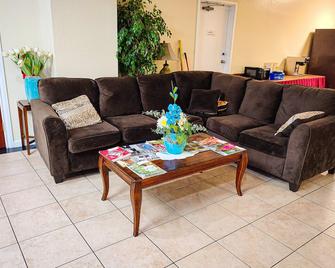 Clover Inn & Suites - Shreveport - Obývací pokoj