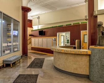 Two Urban 2br 2ba Apartments By Cozysuites - Indianapolis - Front desk