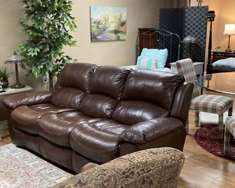 Aunt Minnie's Peabody Flat near Mountain View's Historic Courthouse Square - Mountain View - Wohnzimmer