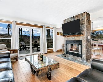 Charming Mountain Treehouse with Forest Views near Downtown Black Mountain, NC - Burnsville - Living room