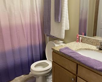 Cozy Comfortable Executive Suite - Des Moines - Bathroom