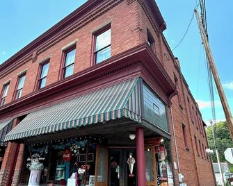 Millionaire Row, Spacious 3-bedroom apartment with WiFi, in charming Bramwell. - Bramwell - Edificio