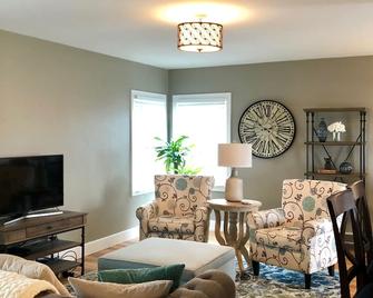 Pastoral rustic farmhouse - Ludington - Living room