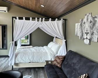 Big Cat Bungalows at The Haven - Lion 2 - Canastota - Habitación