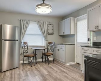 Relaxing Stay with Workspace Wifi Lake Views - Mercer - Kitchen