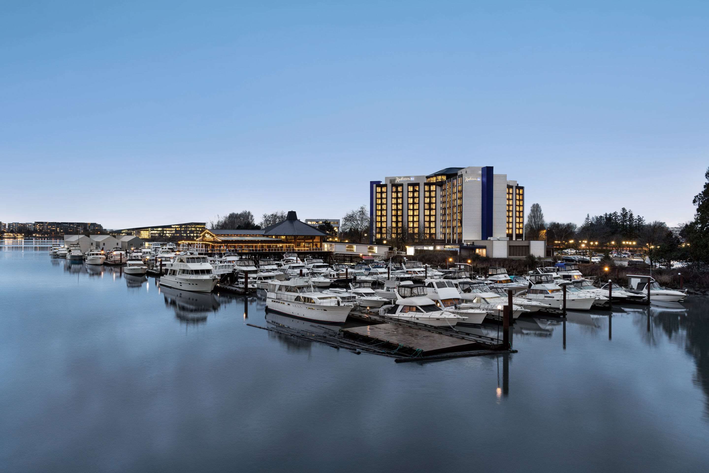 Radisson Blu Vancouver Airport Hotel & Marina thumbnail 3