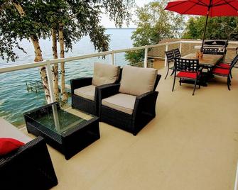 Pigeon Lake Lakefront home . Hot tub, Starlink, firepit. Summer 1 week minimum. - Westerose - Balcón