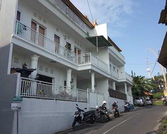 Woodstock Guesthouse in Bali - North Kuta - Parking