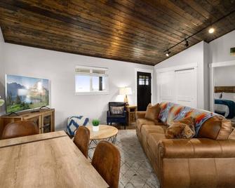 The Kabins - Columbia Falls - Living room