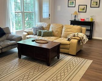 Carolina Hideaway - Chapel Hill - Living room