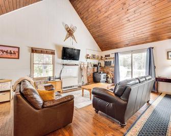 Rustic Intervale Hideaway with Deck and Wooded Views! - Intervale - Вітальня