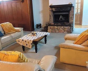 Remodeled beautiful villa look alike house surrounded by peacocks - Sandton - Olohuone
