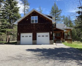 Cottage on Beautiful Tie Lake with A/C and Hot Tub - Fernie - Building