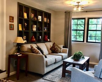 Homey ranch in a quiet neighborhood conveniently located in Henrietta. - Rochester - Living room