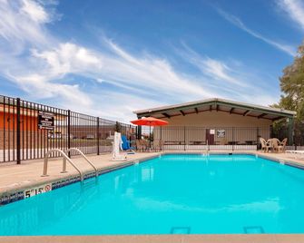 Super 8 by Wyndham Siloam Springs - Siloam Springs - Pool