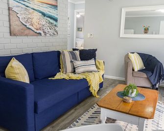 Family, Romance, Fun on Kings Beach - Caloundra - Living room