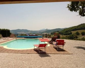 Villa private pool Jacuzzi in panoramic position. Special offers from May to September - Fossombrone - Piscina