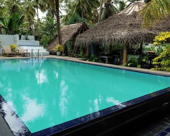 Surf and Zen - Coworking and Coliving Habaraduwa - Habaraduwa - Pool