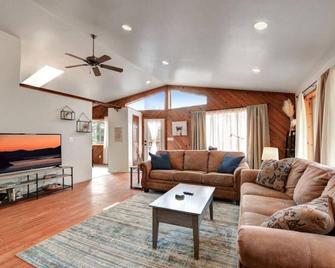 Spacious Ranch Cabin w/Private Hot Tub near Medford, OR - Eagle Point - Living room