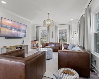 Deluxe 5br Lakefront Home - 2 Docks & Boat Ramp - Winchester - Living room