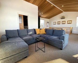 Waterfront / Private Beach w/Hot Tub by Grand Bend - Grand Bend - Huiskamer