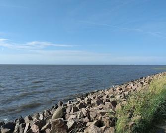 Haus Seedeich »Fynn« - The holiday home - 150m to the North Sea - with garden + WLAN - Friedrichskoog - Playa
