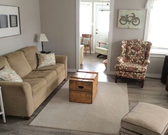 Cozy Yellow Lakefront Cottage - Roscommon - Sala de estar