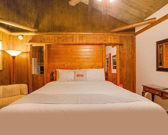 OYO Townhouse Lake Arrowhead Ca - Lake Arrowhead - Bedroom