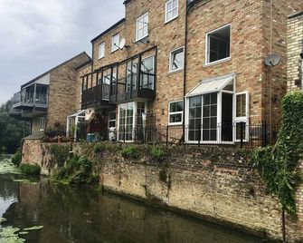 River Courtyard Apartment - St Neots - 성니오츠 - 건물