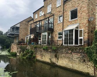 River Courtyard Apartment - St Neots - St. Neots - Gebäude