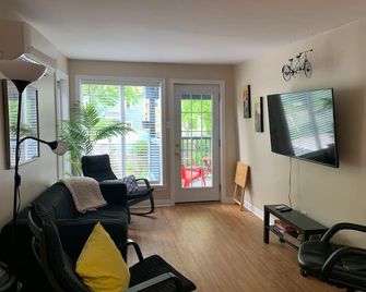 3 Bdrm Flat in Heritage Bldg nxt to Citadel Hill - Halifax - Wohnzimmer