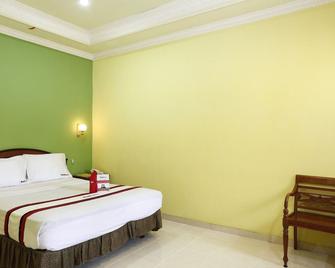 RedDoorz near Ambarukmo Plaza 3 - Depok - Habitación