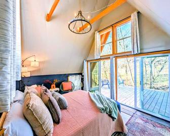 Copper Tiny A Frame on Glamping Goat Farm Sleeps up to 4 - Newport - Ložnice