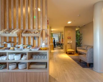 Hotel Spot Family Suites - Porto - Buffet