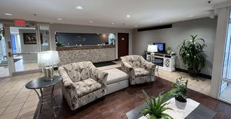 Baymont by Wyndham Peoria - Peoria - Living room
