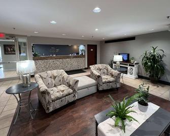 Baymont by Wyndham Peoria - Peoria - Living room