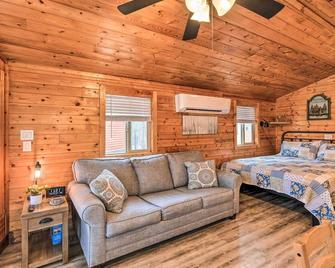Beautiful New Bern Studio Cabin with Fire Pit! - New Bern - Bedroom