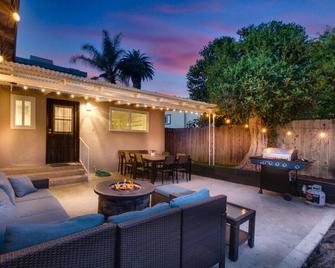 Beachside Bliss: Walk Everywhere, Bikes & Bonfire - Oceanside - Patio