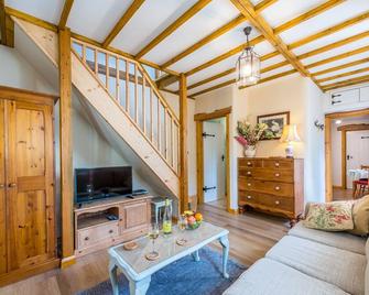 Wesley House Holidays - Choice of 2 Quirky Cottages in 4 private acres - Redruth - Living room