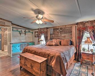 Rustic Tennessee Country Retreat on 2 Acres! - Greenbrier - Habitación