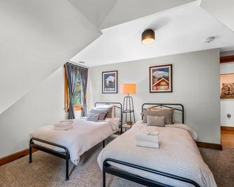 The Getaway: Relax with hot tub, fire pit, and mountain views—just 15 mins from Killington slopes! - Pittsfield - Habitación