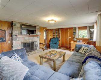 Cozy Hillsdale Home about 1 Mi to Baw Beese Lake! - Hillsdale - Living room