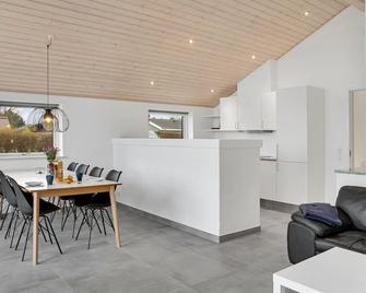 4 bedroom gorgeous home in Bogø By - Bogo By - Comedor