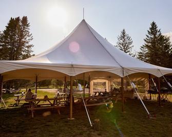 Hôtel Uniq - Domaine Saint-Bernard - Mont-Tremblant - Patio