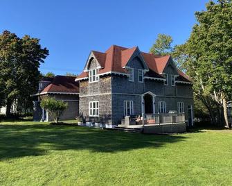 Registered Historic Edwardian Carriage House. Close to Katy's Cove.Pet Friendly. - Saint Andrews - Building
