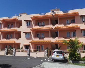 2 Beds Fully Furnished Apartments At 2 Minutes Walk To The Beach In The North. - Grand Gaube - Building