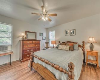 Hillside Haven with Deck Less Than 2 Miles to Dwtn Ruidoso! - Ruidoso - Yatak Odası