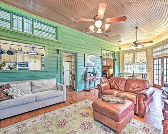 The Lilly House Historic Glen Rose Home with Porch! - Glen Rose - Living room
