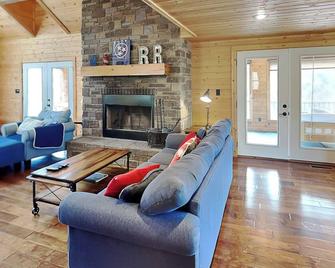 Robert's Retreat - Dandridge - Living room