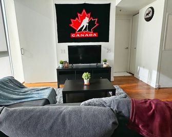 Cozy 1 Bedroom Apt In Heart Of Downtown Winnipeg - Winnipeg - Living room